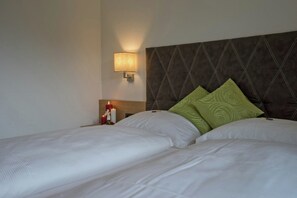 Classic Apartment, 3 Bedrooms | 6 bedrooms, bed sheets