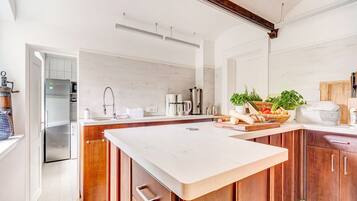 Geladeira, fogão, cooktop, lava-louças