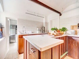 Cafetera/tetera, refrigerador, horno, placa de cocina