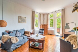 Comfort Apartment, 5 Bedrooms | Living room