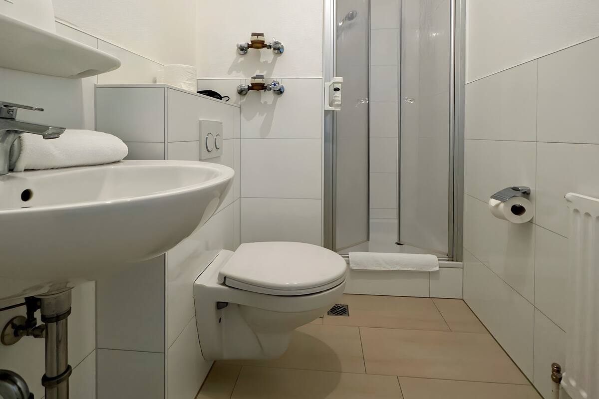 Apartament clàssic, 1 dormitori | Bany | Dutxa i assecador de cabells