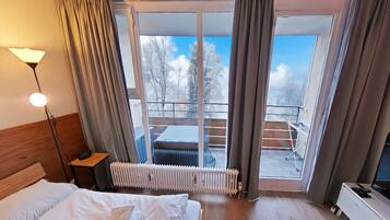 14 bedrooms, individually furnished, laptop workspace, bed sheets