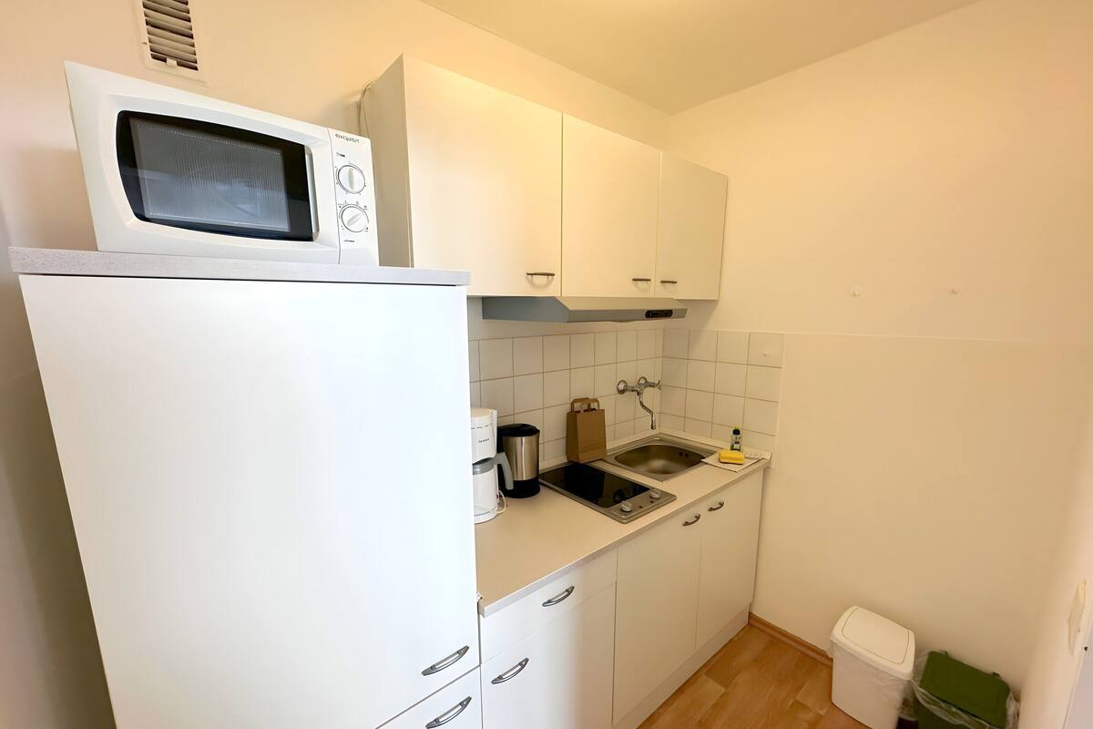 Tủ lạnh, lò vi sóng, dụng cụ pha cà phê/trà, ấm điện