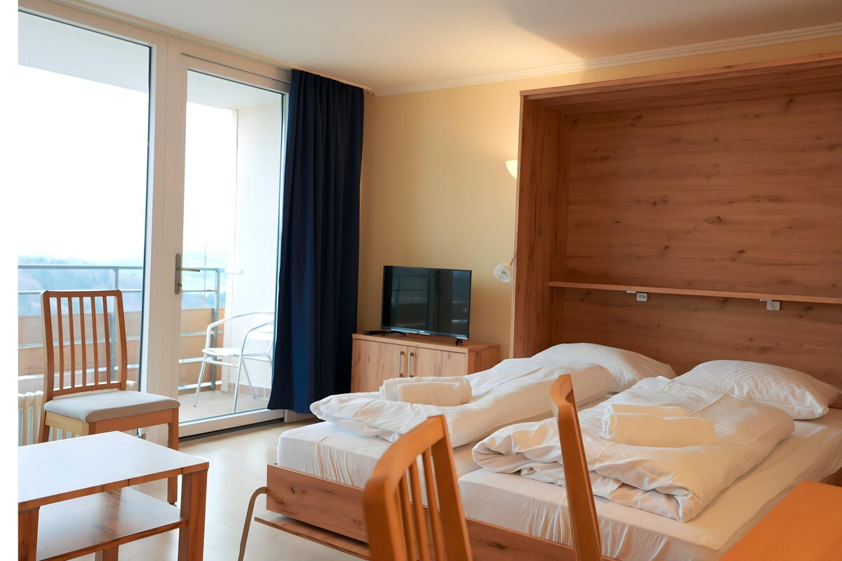 14 bedrooms, laptop workspace, individually furnished, bed sheets