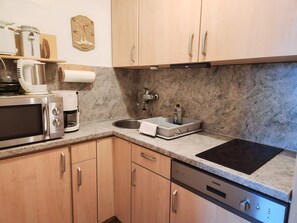 Apartamento superluxo, 2 quartos | Cozinha privada | Geladeira, micro-ondas, cafeteira/chaleira, chaleira elétrica