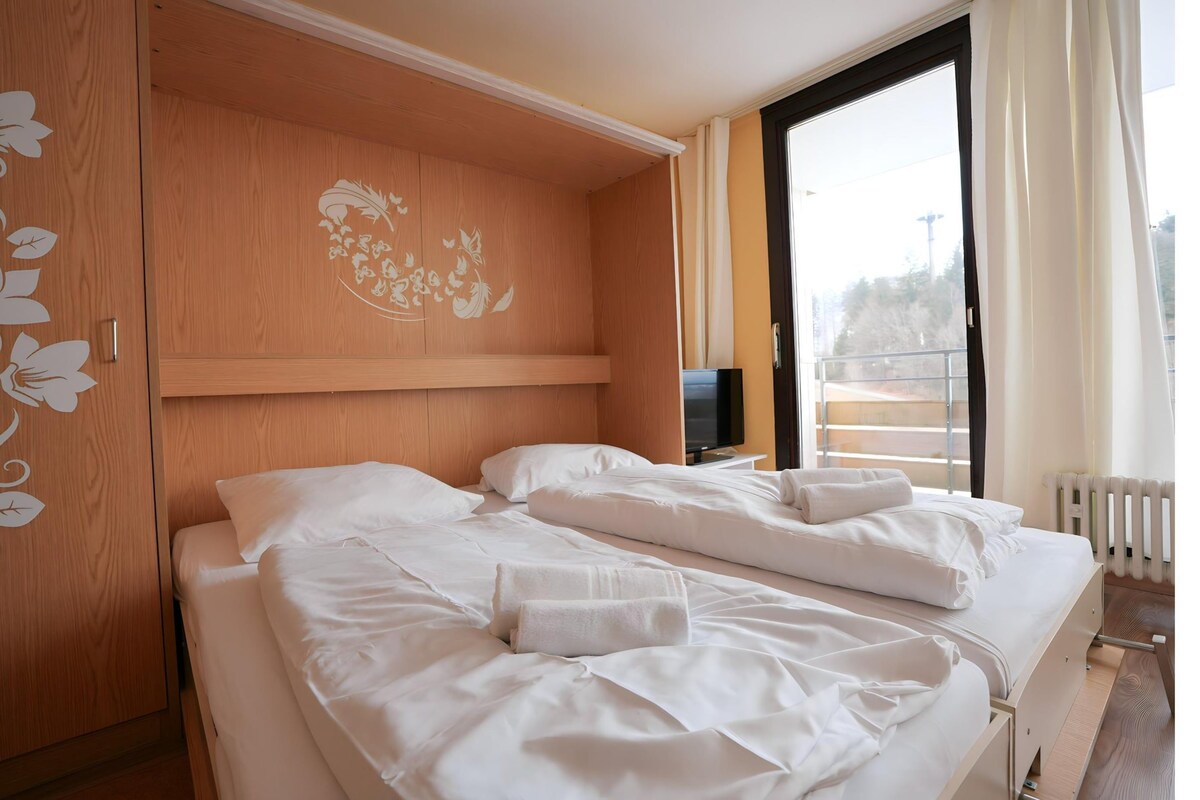 14 bedrooms, laptop workspace, individually furnished, bed sheets