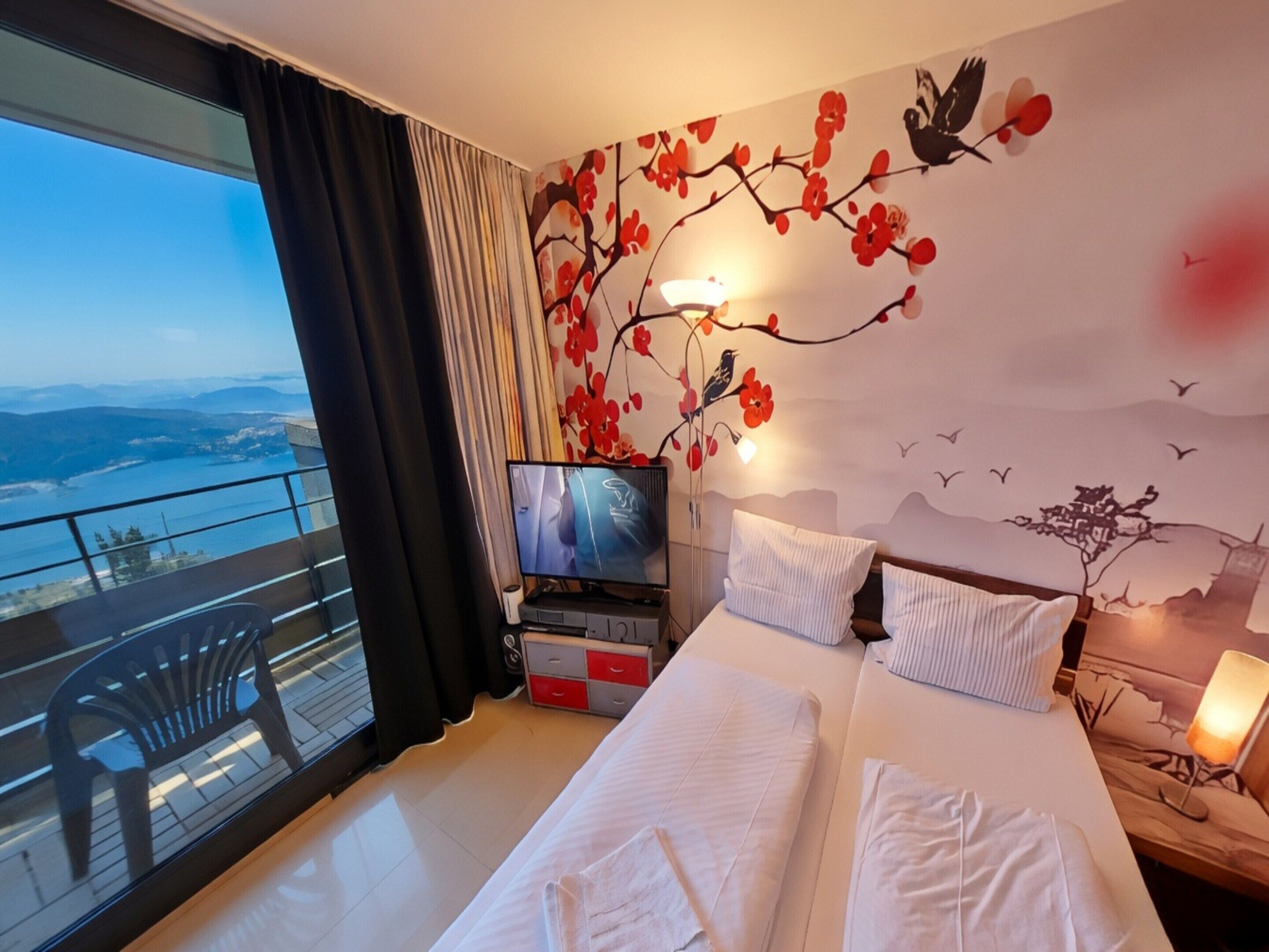 Deluxe Apartment, 1 Bedroom | 14 bedrooms, individually furnished, bed sheets