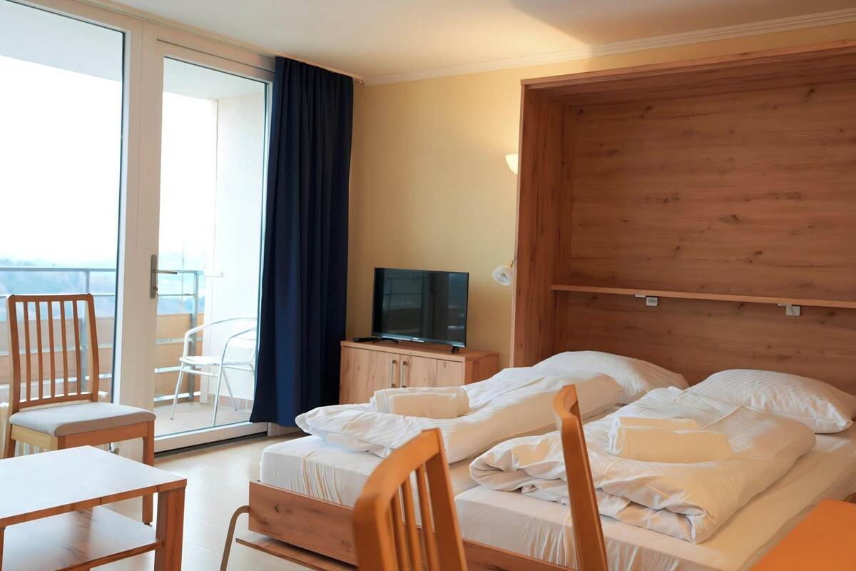 14 bedrooms, laptop workspace, individually furnished, bed sheets