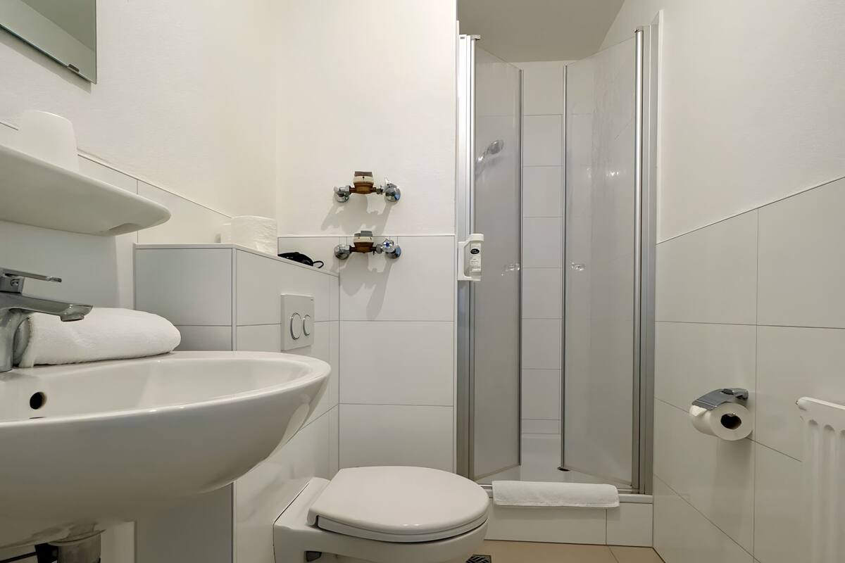 Apartamento romântico, 1 quarto | Banheiro | Chuveiro, secador de cabelo