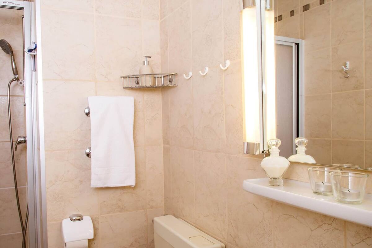 Apartament superior, 1 dormitori | Bany | Dutxa i assecador de cabells