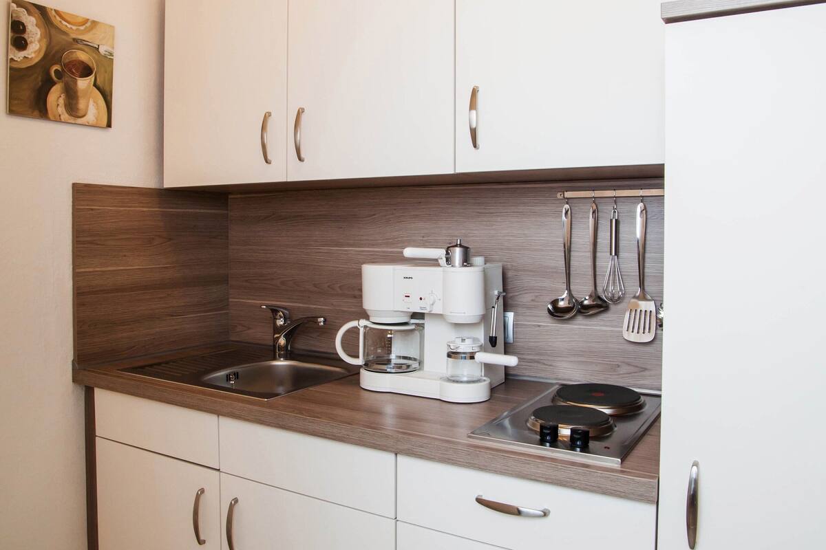KĂŒhlschrank, Mikrowelle, Wasserkocher mit Kaffee-/Teezubehör