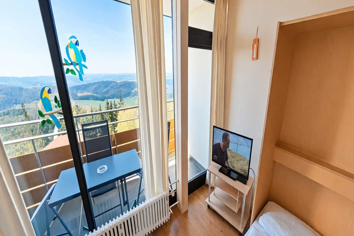 14 عدّة غرف نوم وطراز فريد لكل وحدة وملاءات أسرّة