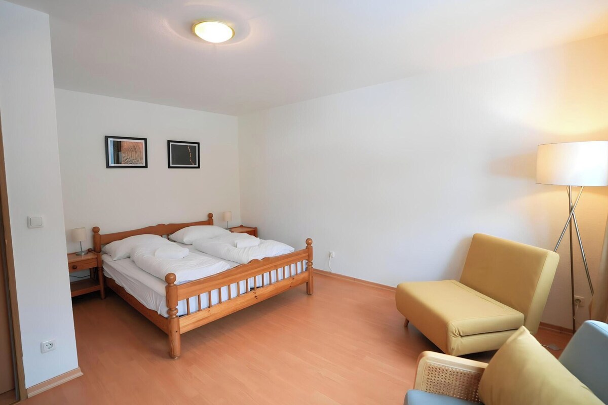 14 bedrooms, laptop workspace, individually furnished, bed sheets