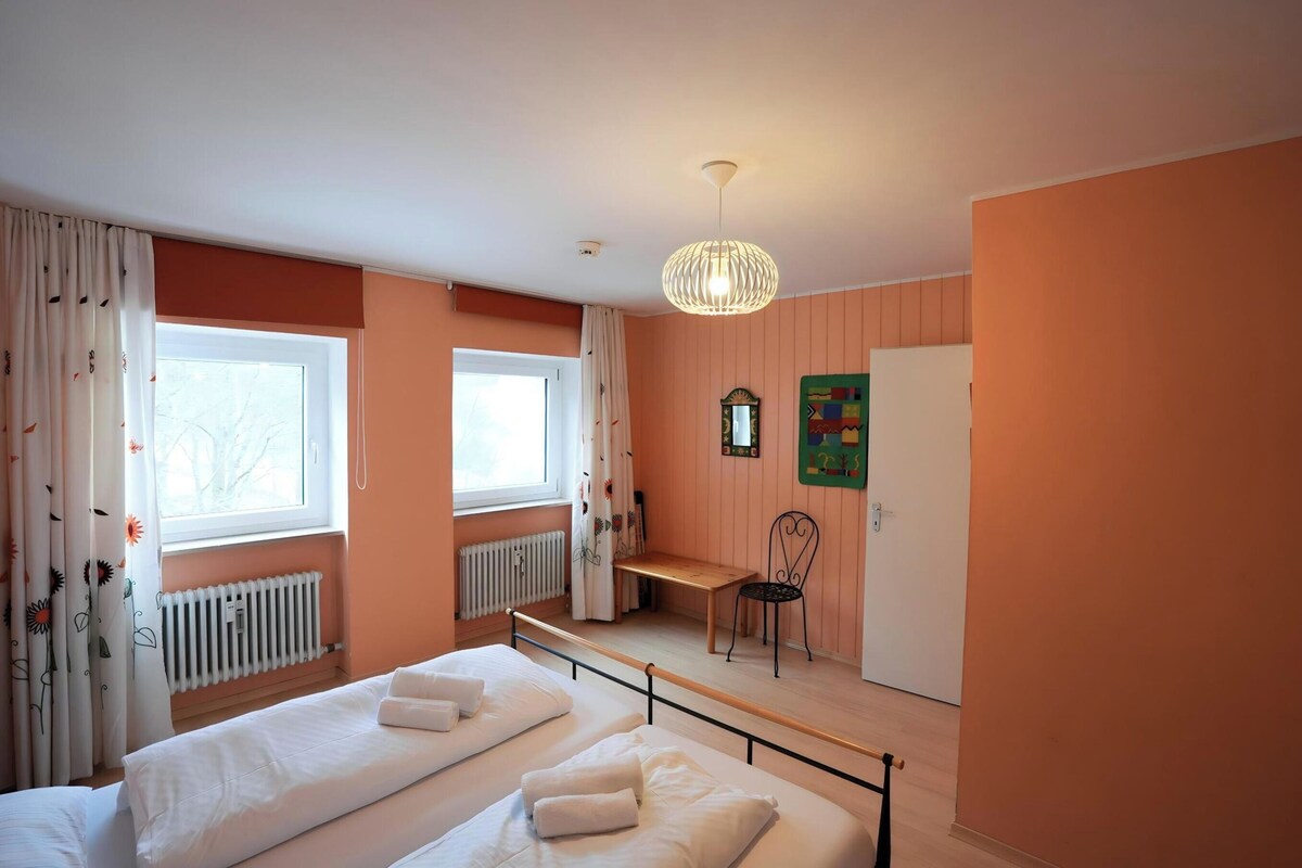 14 Schlafzimmer, laptopgeeigneter Arbeitsplatz, individuell eingerichtet