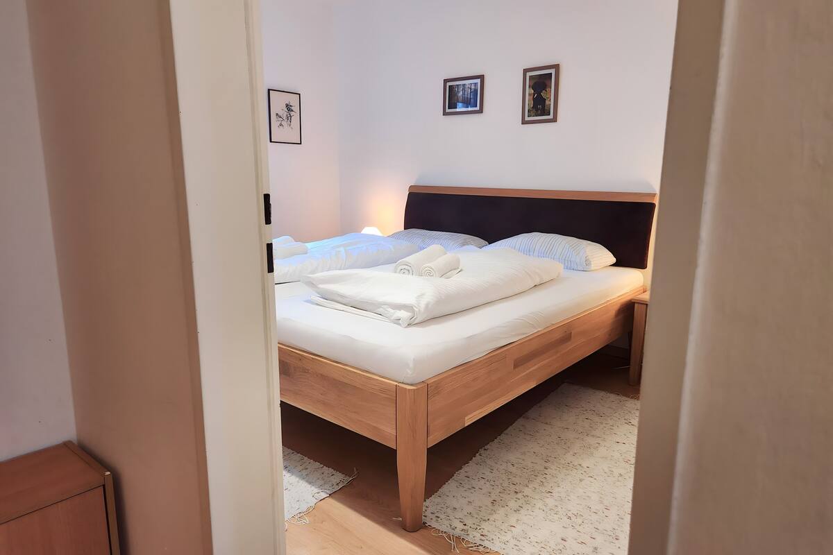 1 makuuhuone, yksilöllisesti kalustettu, vuodevaatteet