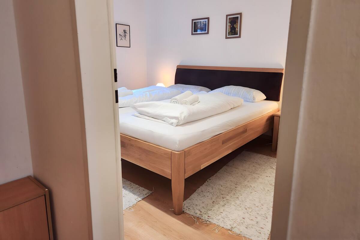 14 Schlafzimmer, individuell eingerichtet, Bettwäsche