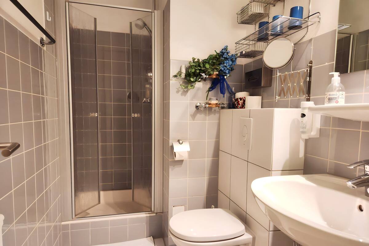 Apartamento conforto, 2 quartos | Banheiro | Chuveiro, secador de cabelo