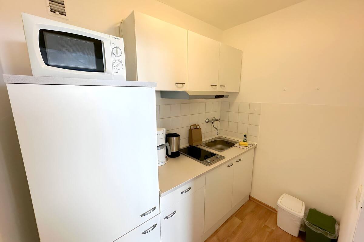 Apartamento superior, 1 quarto | Cozinha privada | Geladeira, micro-ondas, cafeteira/chaleira, chaleira elétrica