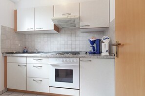 Kylskåp, ugn, kaffe- och tebryggare och brödrost