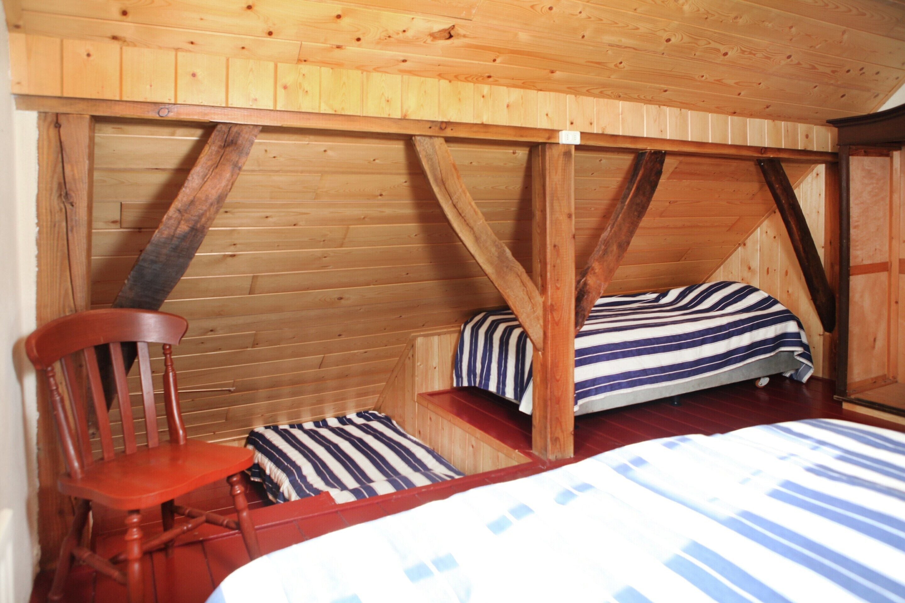 Classic Apartment, 3 Bedrooms | 5 bedrooms, individually furnished, bed sheets