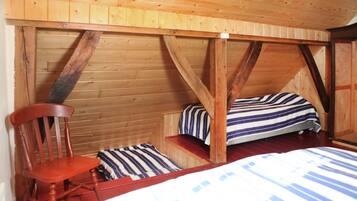 Classic Apartment, 3 Bedrooms | 5 bedrooms, individually furnished, bed sheets