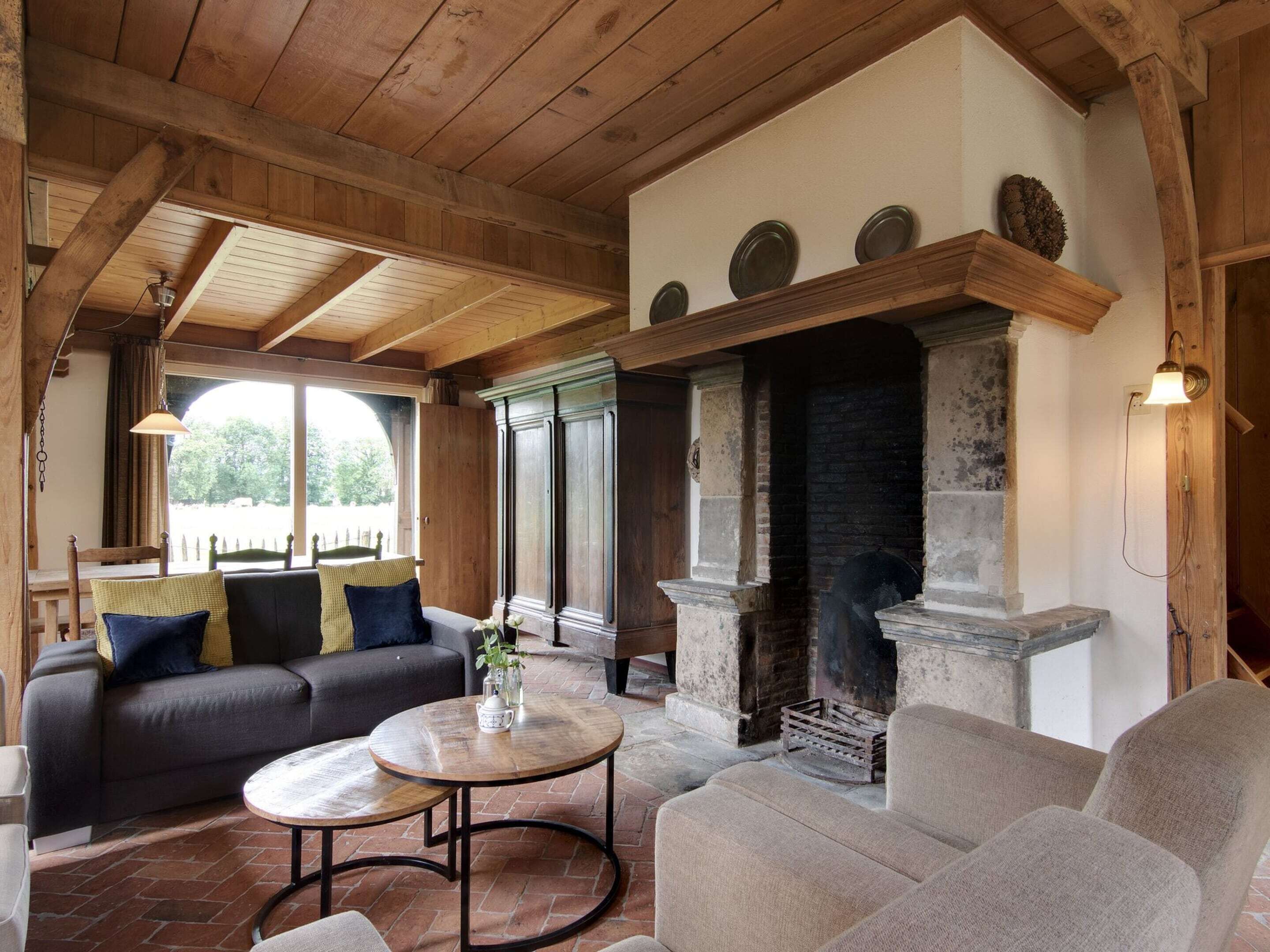 Classic House, 4 Bedrooms | Living room | Fireplace