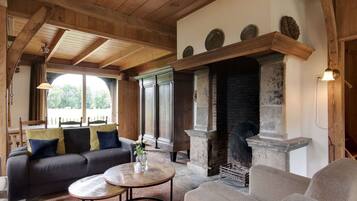 Classic House, 4 Bedrooms | Living room | Fireplace