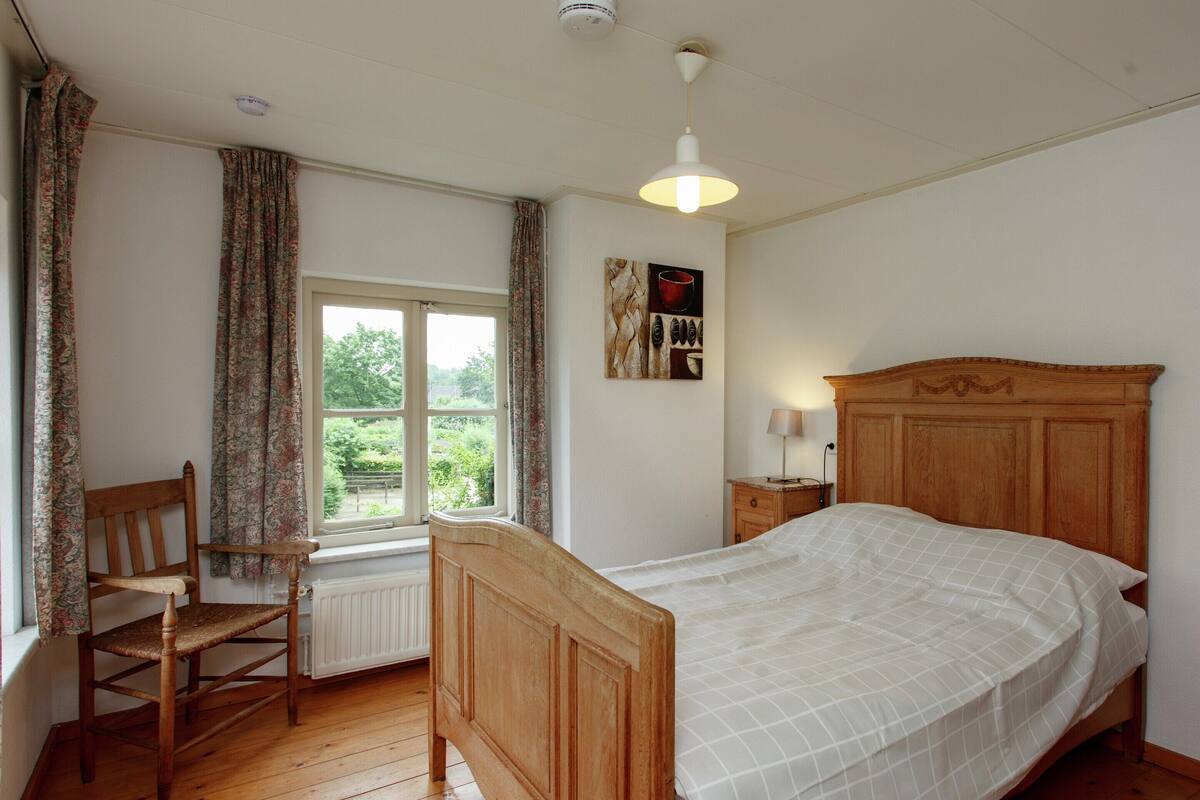 7 عدّة غرف نوم وطراز فريد لكل وحدة وملاءات أسرّة