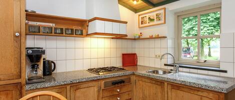 Een magnetron, een oven, een vaatwasser