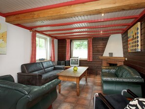 Classic House, 3 Bedrooms | Living room | Fireplace