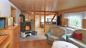 Bungalow tiện nghi đơn giản, 2 phòng ngủ | Phòng khách | Đầu đĩa DVD