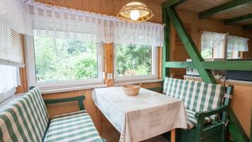 Bungalow phong cách cổ điển, 2 phòng ngủ | Khu ăn uống