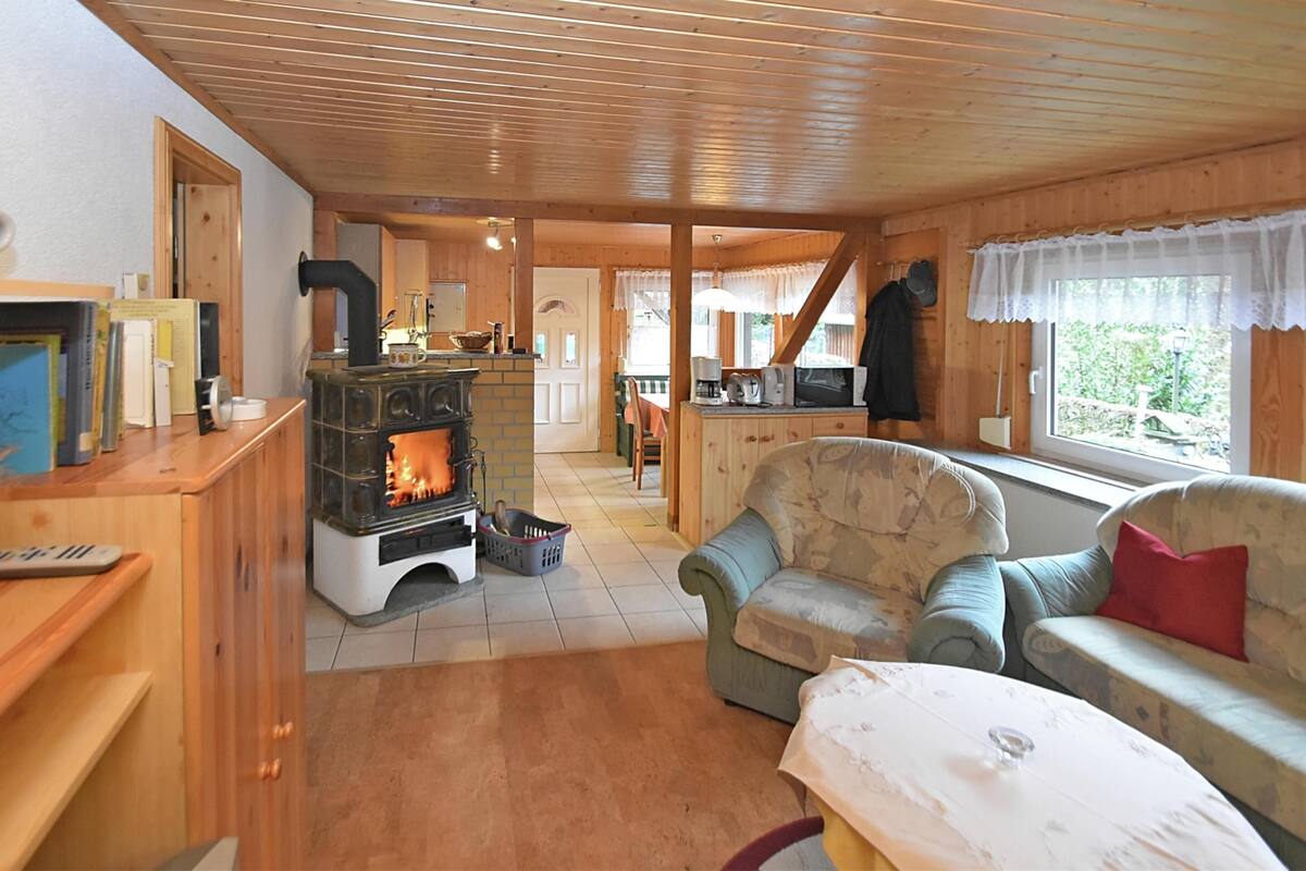 Comfort Bungalow, 2 Bedrooms | Living room | DVD player