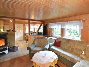 Comfort Bungalow, 2 Bedrooms | Living room | DVD player