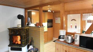 Comfort Bungalow, 2 Bedrooms | Living room | DVD player