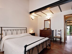 12 bedrooms, bed sheets - Modern Holiday Home in Foiano Della Chiana With Pool (Foiano della Chiana)