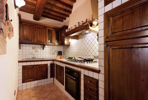 Comfort House, 3 Bedrooms | Private kitchen | Fridge, oven, toaster, high chair