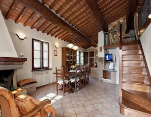 Casa clássico, 3 quartos | Sala de estar | Lareira