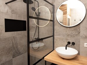 Deluxe Apartment, 1 Bedroom | Bathroom | Shower