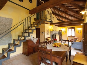 Casa luxo, 4 quartos | Cozinha privada | Geladeira, micro-ondas, fogão, lava-louças