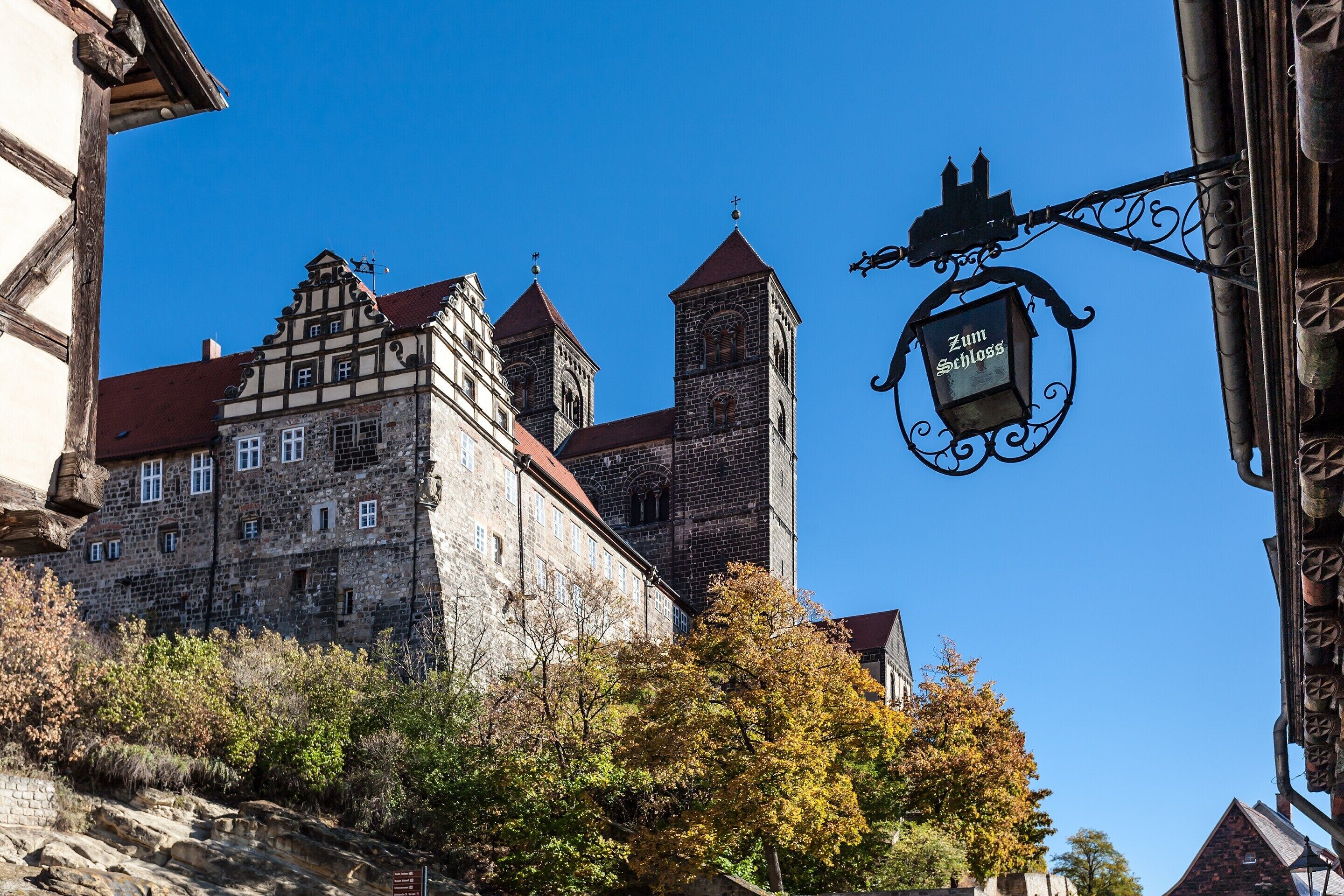 Un bâtiment historique doté d’une tour imposante et d’une enseigne indiquant « Zum Schloss ».