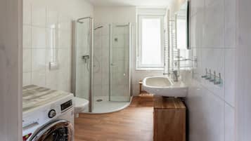 Comfort-Apartment, 2 Schlafzimmer | Badezimmer | Dusche, Haartrockner
