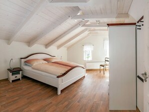 클래식 아파트, 침실 2개 | 6 개의 침실, 각각 다르게 가구 비치, 침대 시트