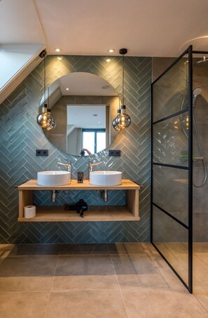 Comfort House, 3 Bedrooms | Bathroom | Bathtub, hair dryer