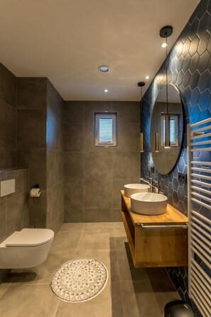 Bathtub, hair dryer - Modern Villa in De Cocksdorp Near the Beach (De Cocksdorp)