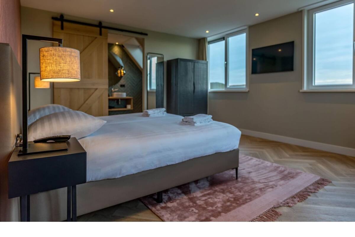 Classic House, 3 Bedrooms | 14 bedrooms, individually furnished, iron/ironing board, bed sheets