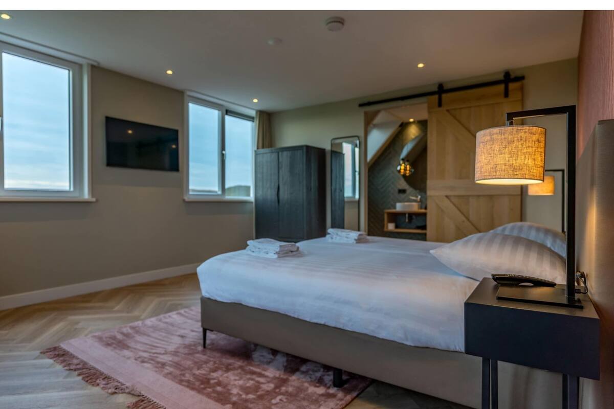 4 bedrooms, individually furnished, iron/ironing board, bed sheets