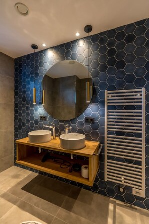Classic House, 4 Bedrooms | Bathroom - Modern Villa in De Cocksdorp Near the Beach (De Cocksdorp)