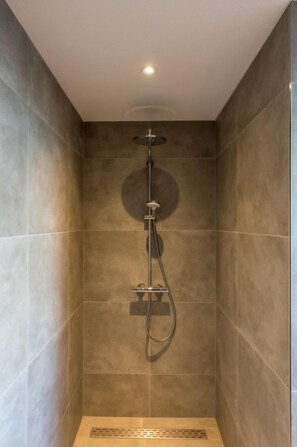 Classic House, 4 Bedrooms | Bathroom - Modern Villa in De Cocksdorp Near the Beach (De Cocksdorp)