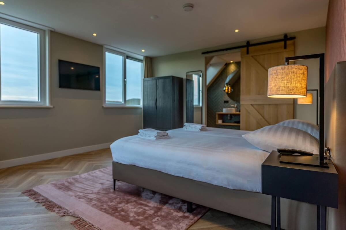 4 bedrooms, individually furnished, iron/ironing board, bed sheets